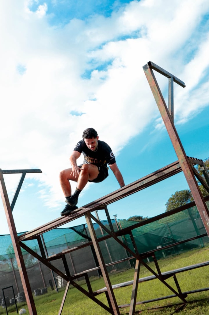 Atleta superando obstáculo Camino al Valhalla